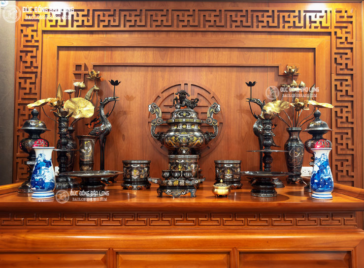 Hạc trên bàn thờ